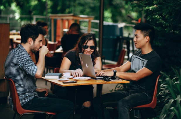 Make Employees Smarter with Trivia Nights at the Workplace